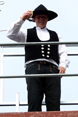 Zimmermann mit Sektglas